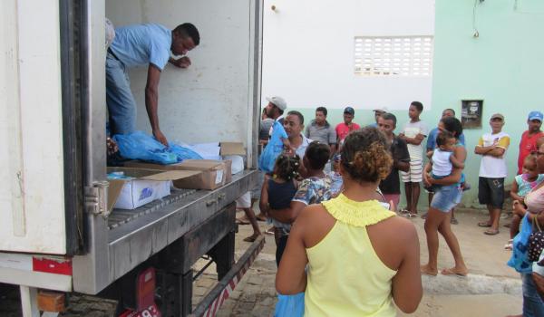 Imagens da Prefeitura de Boa Vista do Tupim-BA faz distribuição de 5 toneladas de peixes