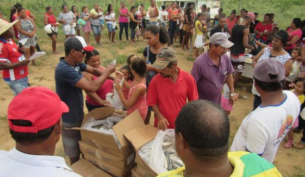 Imagens da Prefeitura distribui peixes à comunidade Vila da Reconstrução  