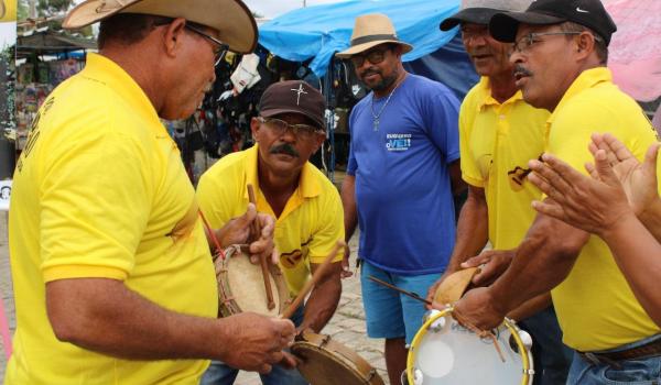 Imagens da Samba de Roda na Feira Livre de Boa Vista do Tupim