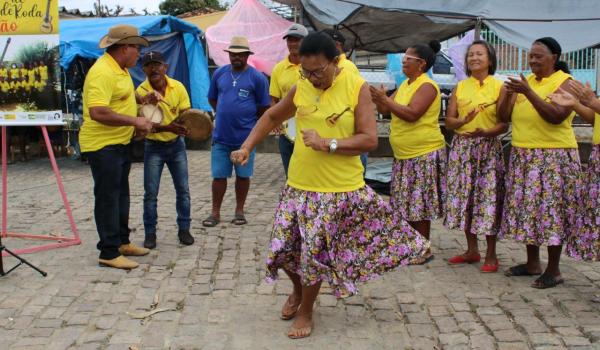 Imagens da Samba de Roda na Feira Livre de Boa Vista do Tupim
