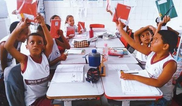 Imagens da A Prefeitura de Boa Vista do Tupim, através da secretaria de educação, distribuiu *kits de materiais escolares* aos alunos da rede municipal de ensino.