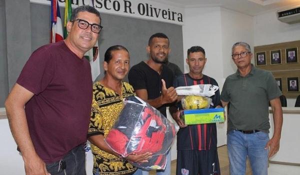 Imagens da Solenidade de entrega de materiais desportivos para os times que participam do Campeonato Municipal de Futebol 2023.
