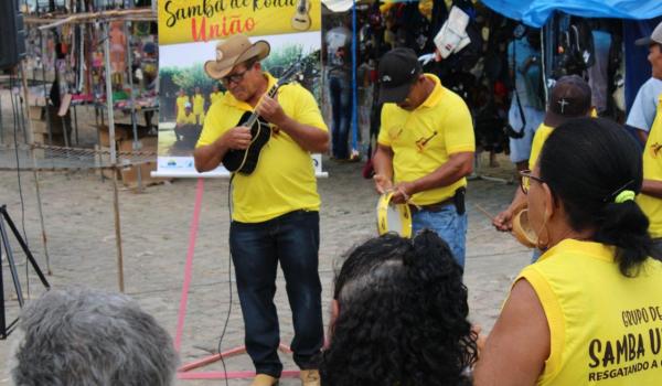 Imagens da Samba de Roda na Feira Livre de Boa Vista do Tupim