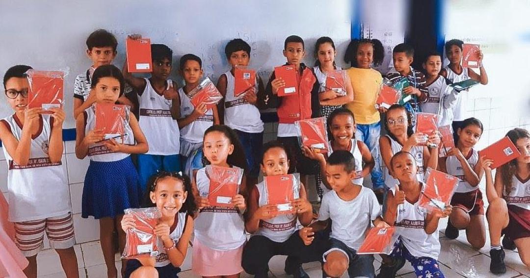 A Prefeitura de Boa Vista do Tupim, através da secretaria de educação, distribuiu *kits de materiais escolares* aos alunos da rede municipal de ensino.