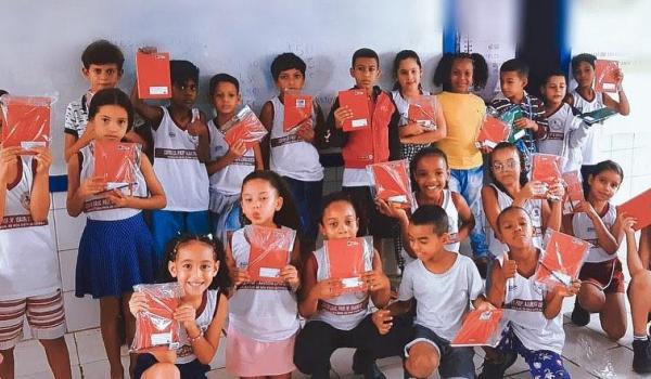 A Prefeitura de Boa Vista do Tupim, através da secretaria de educação, distribuiu *kits de materiais escolares* aos alunos da rede municipal de ensino.