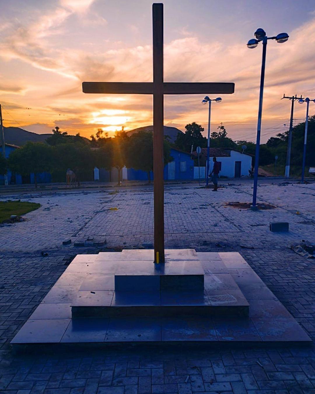 O Cruzeiro do Santuário de Santa Dulce se despediu dessa sexta-feira com um lindo pôr do sol
