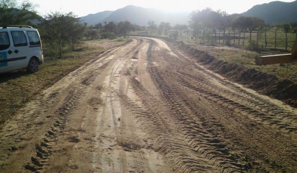 Prefeito inspeciona obras de recuperação das estradas vicinais na zona...