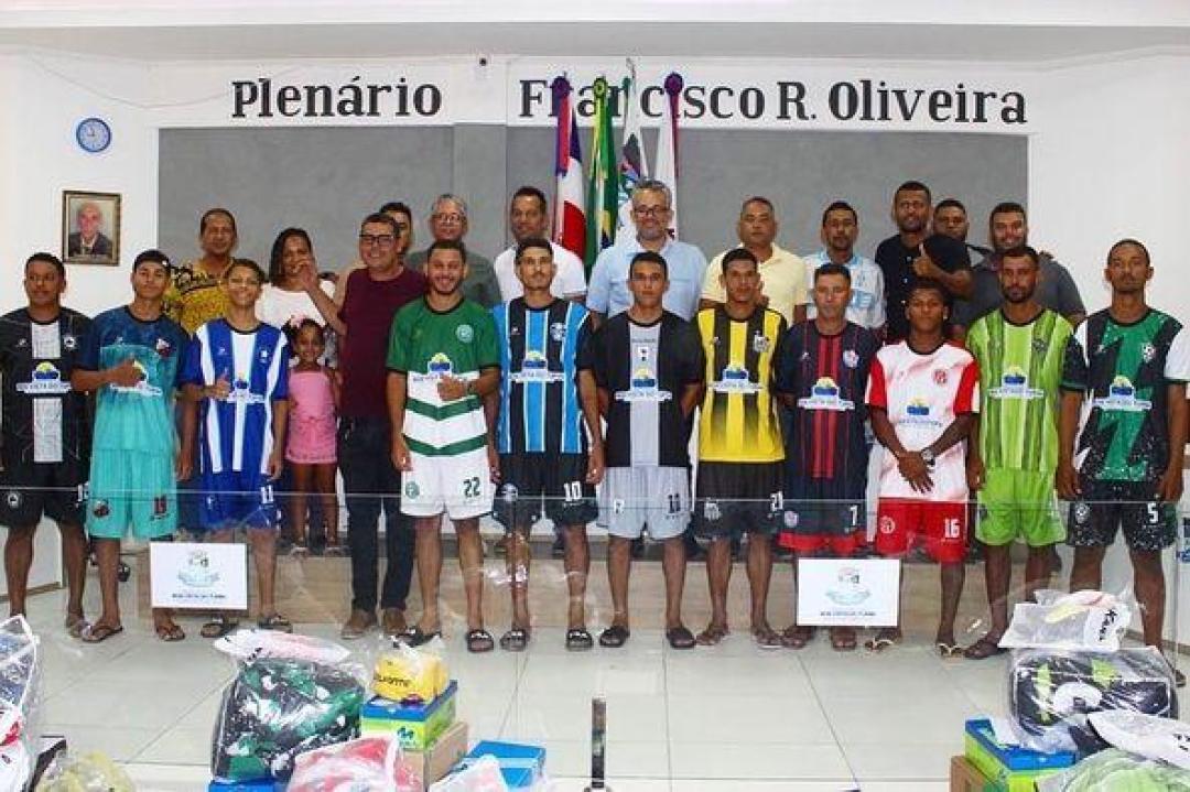 Solenidade de entrega de materiais desportivos para os times que participam do Campeonato Municipal de Futebol 2023.