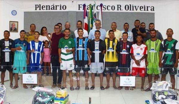 Solenidade de entrega de materiais desportivos para os times que participam do Campeonato Municipal de Futebol 2023.